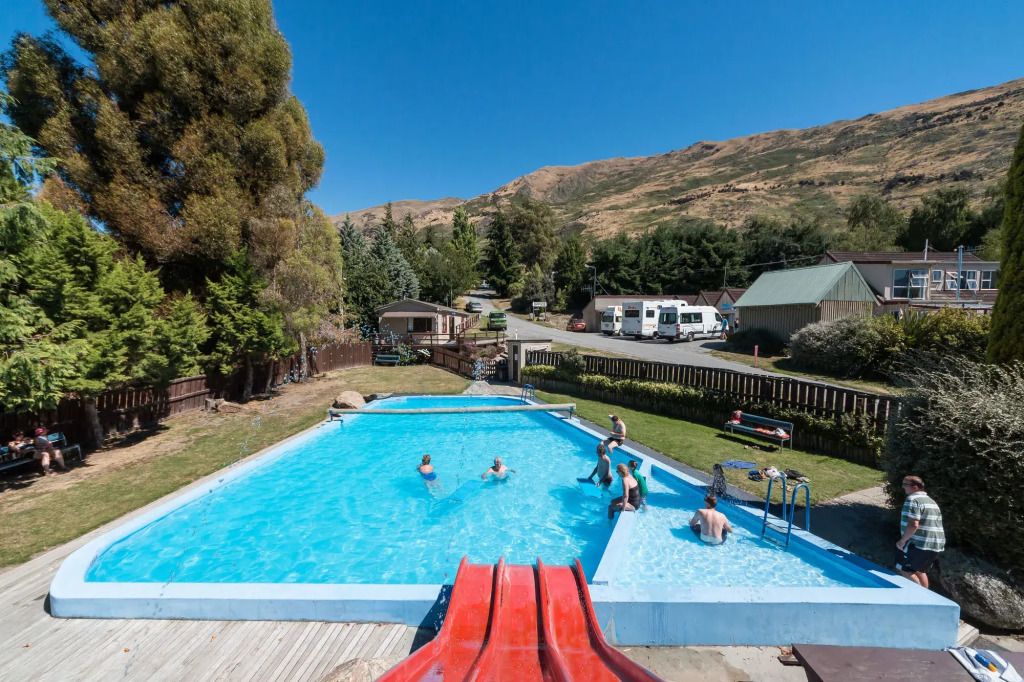Mt Aspiring Holiday Park - ואנקה - בריכה