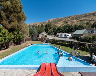 Mt Aspiring Holiday Park - ואנקה - בריכה