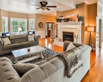 Family Retreat With 3 Acres And Minutes - Woodland Park - Living room