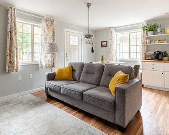 Pet Friendly Couples Getaway @ Beacon Rock+nobo - North Bonneville - Living room