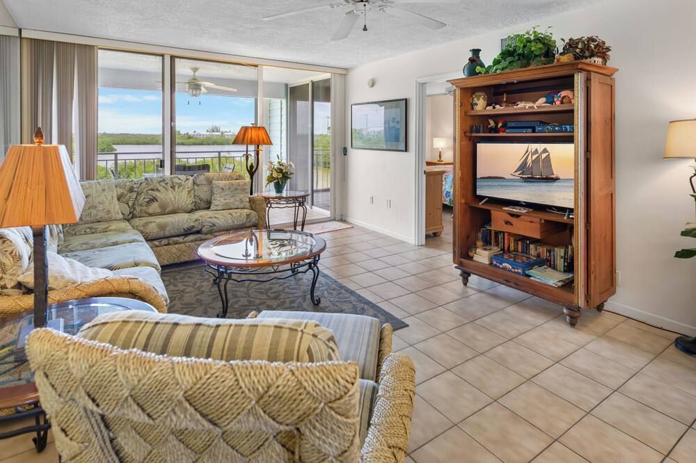 Ocean views and beach breezes at La Brisa's #303 West - كي وست - غرفة معيشة