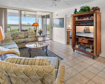 Ocean views and beach breezes at La Brisa's #303 West - Key West - Ruang tamu