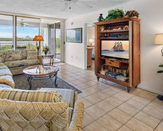 Ocean views and beach breezes at La Brisa's #303 West - Cayo Hueso - Sala de estar