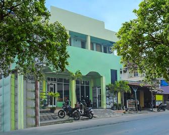 OYO 91721 Hotel Brenton - Купанг - Будівля