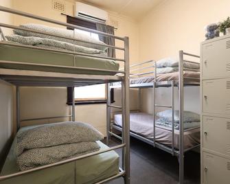 Emu Backpackers Perth - note - Valid Passport required for check in - Perth - Makuuhuone