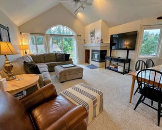 F14 Bretton Woods Condo along golf course short walk from Omni Mount Washington Hotel - 卡羅爾(新罕布什爾州) - 客廳