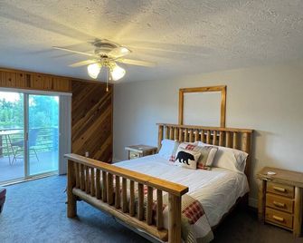 Secluded Riverside Farmhouse - overlooks the Snake River. - Saint Anthony - Bedroom