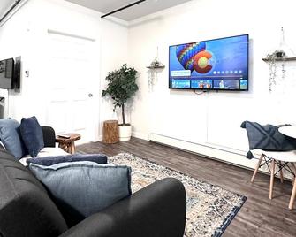NEW Boho Studio, Close to Denver, Luxury Bed, a short walk from Scenic views!! - Arvada - Living room
