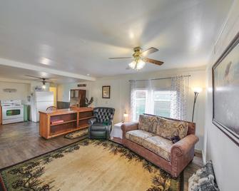 Charming Old Farmhouse in Libby Pets Welcome! - Libby - Living room