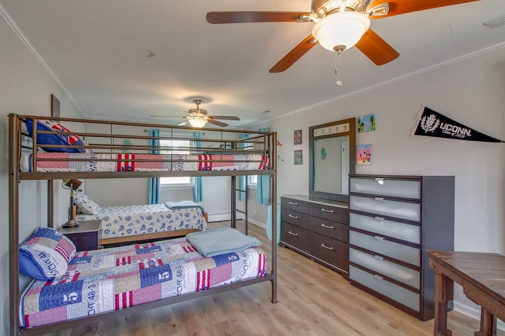 4-Bedroom Coastal Retreat at Willoughby Beach, Just Steps to the Shore - נורפולק - חדר שינה