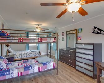 4-Bedroom Coastal Retreat at Willoughby Beach, Just Steps to the Shore - נורפולק - חדר שינה