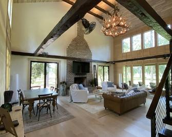 The Tobacco Barn Home - Secluded Lake View Home on over 500 acre estate - Walterboro - Living room