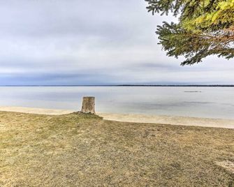 Peaceful Lakefront Houghton Lake Property with Patio - Prudenville - Playa