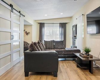 South Tampa Gem House with Home Office, Gym and Gazebo - Tampa - Living room