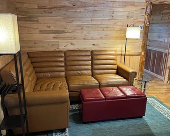 Lake Lure Retreat. Perfect for a budget honeymoon or last minute anniversary! - Lake Lure - Living room