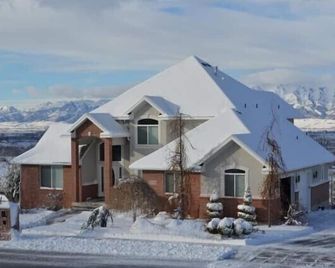 Entire Basement, Private Entrance, Gorgeous Views - Logan - Building