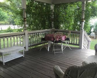 Beautiful Victorian Downtown 4 bedrooms 3 bath sleeps 10 pp for 595 - Weaverville - Patio