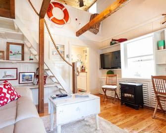 Cozy Coastal Cottage with Salty & Serene Sunsets - East Boothbay - Living room