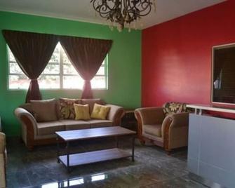 Montecristo Inn - Piarco - Living room