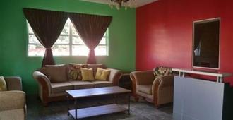 Montecristo Inn - Piarco - Living room