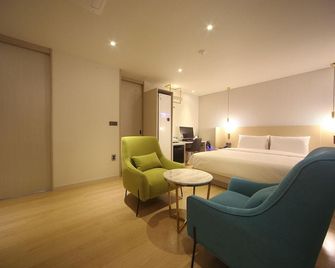 H Avenue Hotel - Busan - Bedroom
