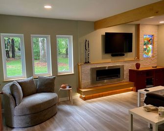Cottage on Clarks Creek - Dauphin - Living room
