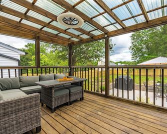 Modern Charm in Holly Springs: New Transformed Home - Holly Springs - Balcón