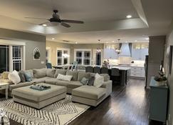 Beautiful new home located just 6 miles from Bristol Motor Speedway and downtown - Bristol - Living room