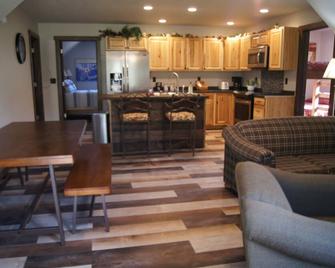 Elk Haven Vacation Cabins, Custer SD, The Blue Bird's Nest - Custer - Kitchen