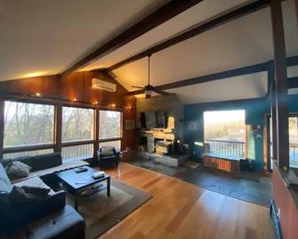 Sweet and spacious mountain view home w/fireplace! - Gardiner - Living room