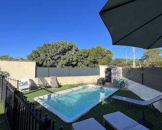 House with swimming pool in magnificent listed village - Vézénobres - Piscina