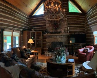 Lakefront Log Cabin on Beautiful Kerr Lake in downtown Clarksville VA - Clarksville - Sala de estar