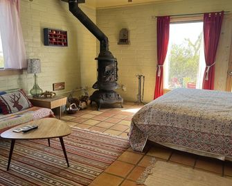 Artistic, Cool & Comfy Cabin Rental in Joshua Tree - Joshua Tree - Bedroom