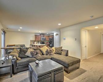 Spanaway Escape w/ Grill Near Tacoma! - 스파나웨이 - 거실