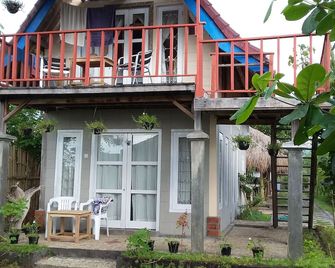 An Affordable Family Bungalow in Lembar - Tawun - Bâtiment