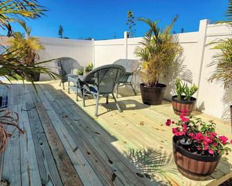 Camper close to beach with BBQ and Bicycles - Englewood - Patio