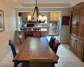 This Southwestern Retreat has room for your family and friends to gather! - Green Valley - Comedor