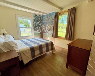 Charming Lakeside Cottage in Bar Harbor - Minutes to Acadia National Park and Downtown (Sleeps 6-8) - Bar Harbor - Bedroom