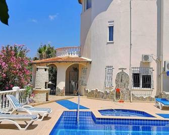 4+4 Villa Private Pool in Avsallar around 10 mins walk to town and beach. - Avsallar - Svømmebasseng