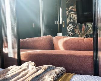 Luxury, jungle-themed micro-apartment. 300m to tram stop. Walk to Lonsdale St. - Braddon - Living room