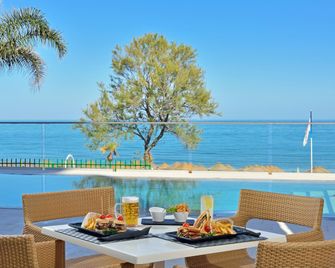 أوشين هاوس كوستا ديل سو ، أفيلياتيد باي ميليا - توريمولينوس - مطعم