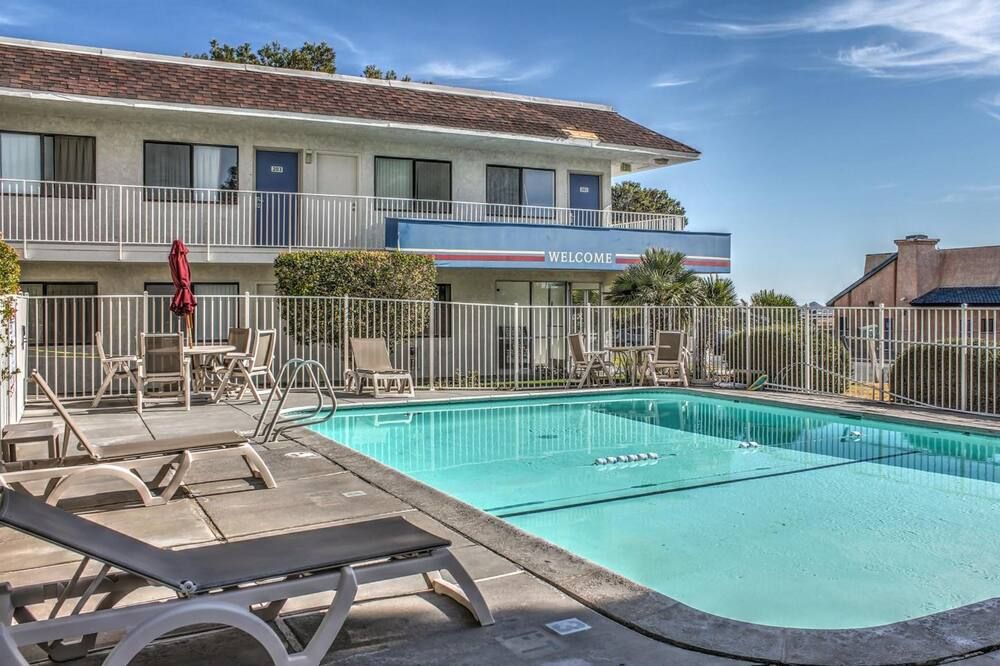 Motel 6 Mojave