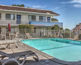 Motel 6 Mojave - Mojave - Басейн