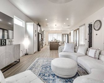 Solena Vip Okc: Pool, Jacuzzi, Grill, Pool Table Outside; Cozy Interior. - Oklahoma City - Living room