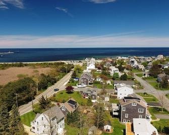 68 Town Neck Rd - Charming Pet-Friendly 4 BR, .1 Mile to Beach, Outdoor Shower - Sandwich - Outdoor view