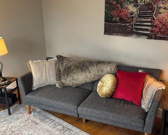 Spacious, Cute, & Clean - 1-bedroom apt in gorgeous Brattleboro with WiFi - Brattleboro - Living room