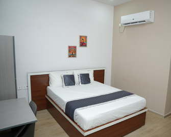 Ravi Residency - Rājahmundry - Slaapkamer