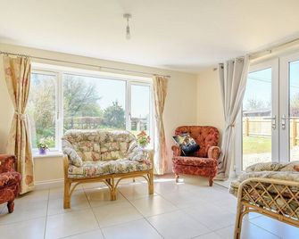 3 bedroom accommodation in Cambridge, near Lower Cam - Gloucester - Living room