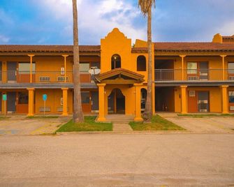 Kingsville | King Bed - Kingsville - Building