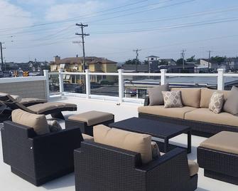 Oceanside private Second floor with Roof Top Deck Center of Harvey Cedars - Beach Haven - Balcony